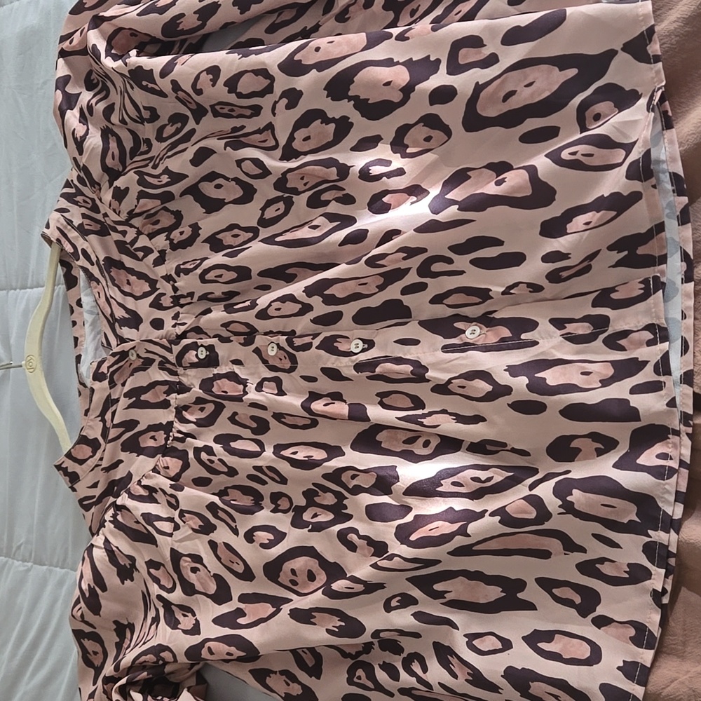 New Leopard blouse Silky fabric Oversized Animal Print. Pit To Pit 22. - Picture 3 of 6